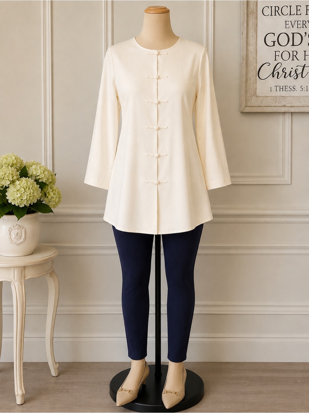 Small NWT Neiman Marcus  Creamy tunic Blouse W/Knot Frog Closures 100% Silk